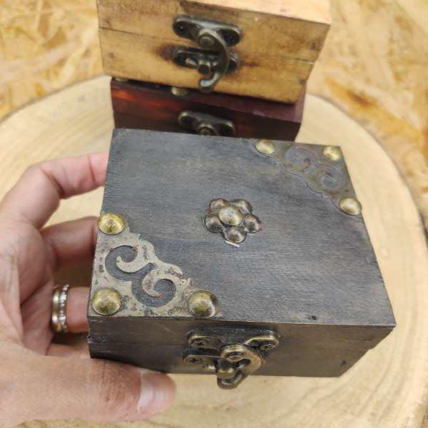Scatola di legno marrone scuro